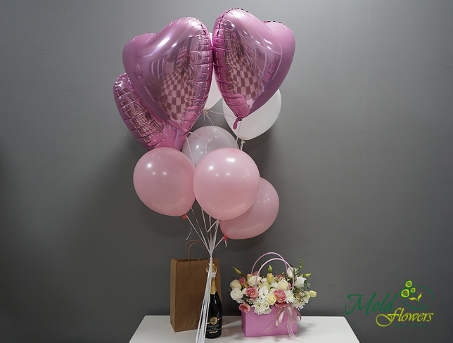 Набор из "Сумочка с цветами, шарики розово-белого цвета и шампанское Lacrima Dulce" Фото